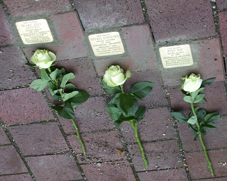 Foto der drei Stolpersteine in der St.-Wolfgang-Stra&szlig;e